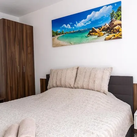 Апартамент Soleil Bleu Beachfront Getaway