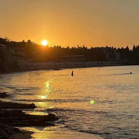 Апартамент Soleil Bleu Beachfront Getaway Несебър