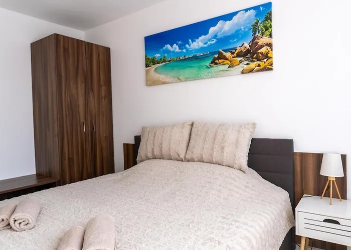 Апартамент Soleil Bleu Beachfront Getaway