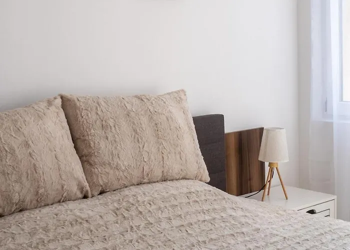 Апартамент Soleil Bleu Beachfront Getaway *