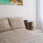 דירה Soleil Bleu Beachfront Getaway *