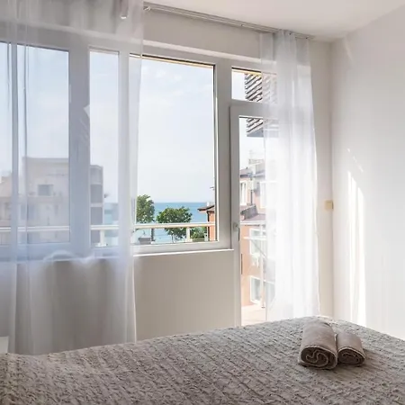 شقة Soleil Bleu Beachfront Getaway - Beachfront Apartment With Sea View - Airport Meet & Greet - Free Parking - Nessebar