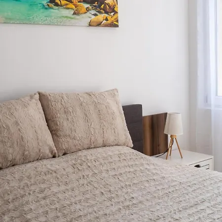 شقة Soleil Bleu Beachfront Getaway - Beachfront Apartment With Sea View - Airport Meet & Greet - Free Parking - Nessebar *